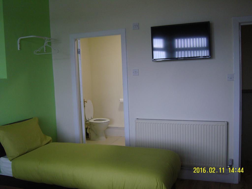 The Kop View Hotel Ливърпул Стая снимка
