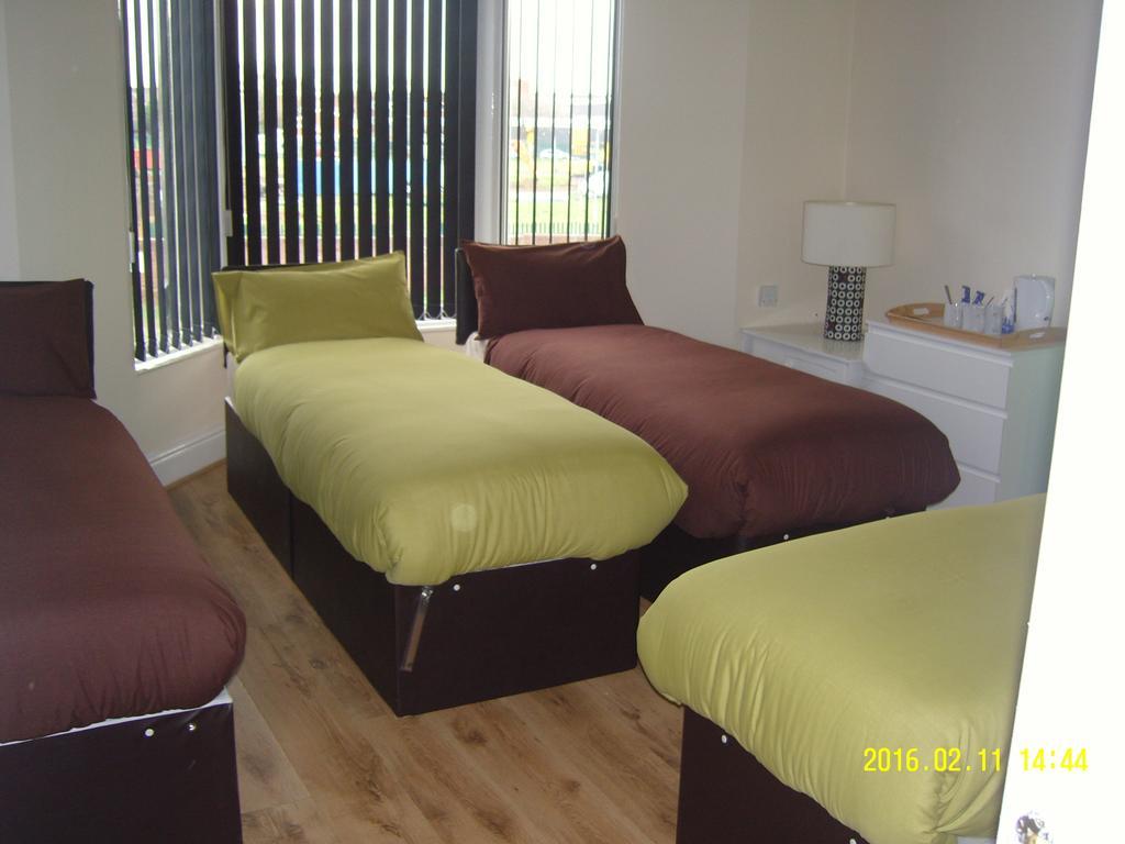 The Kop View Hotel Ливърпул Стая снимка