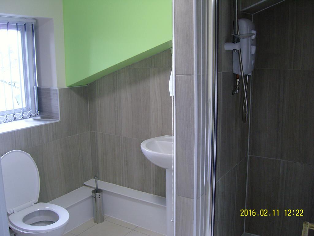 The Kop View Hotel Ливърпул Стая снимка