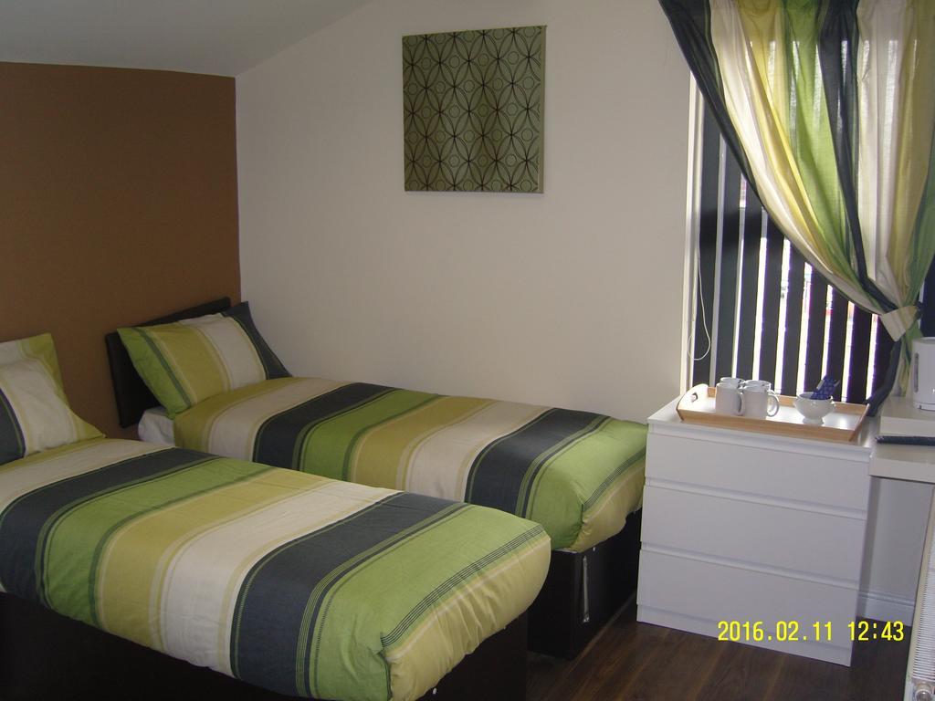 The Kop View Hotel Ливърпул Стая снимка